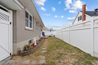 Additional property image - 406 Wood St E