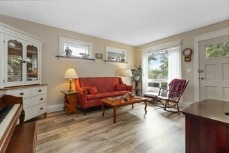 Primary image of 108 Walnut St W