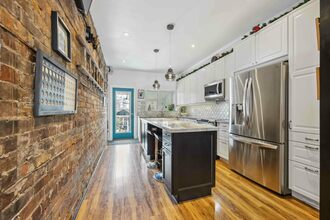 Additional property image - 951 Dundas St W