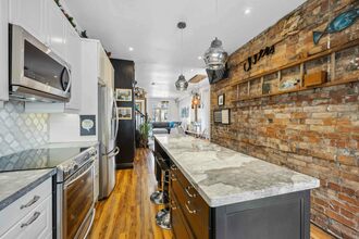 Additional property image - 951 Dundas St W