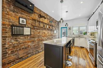 Additional property image - 951 Dundas St W