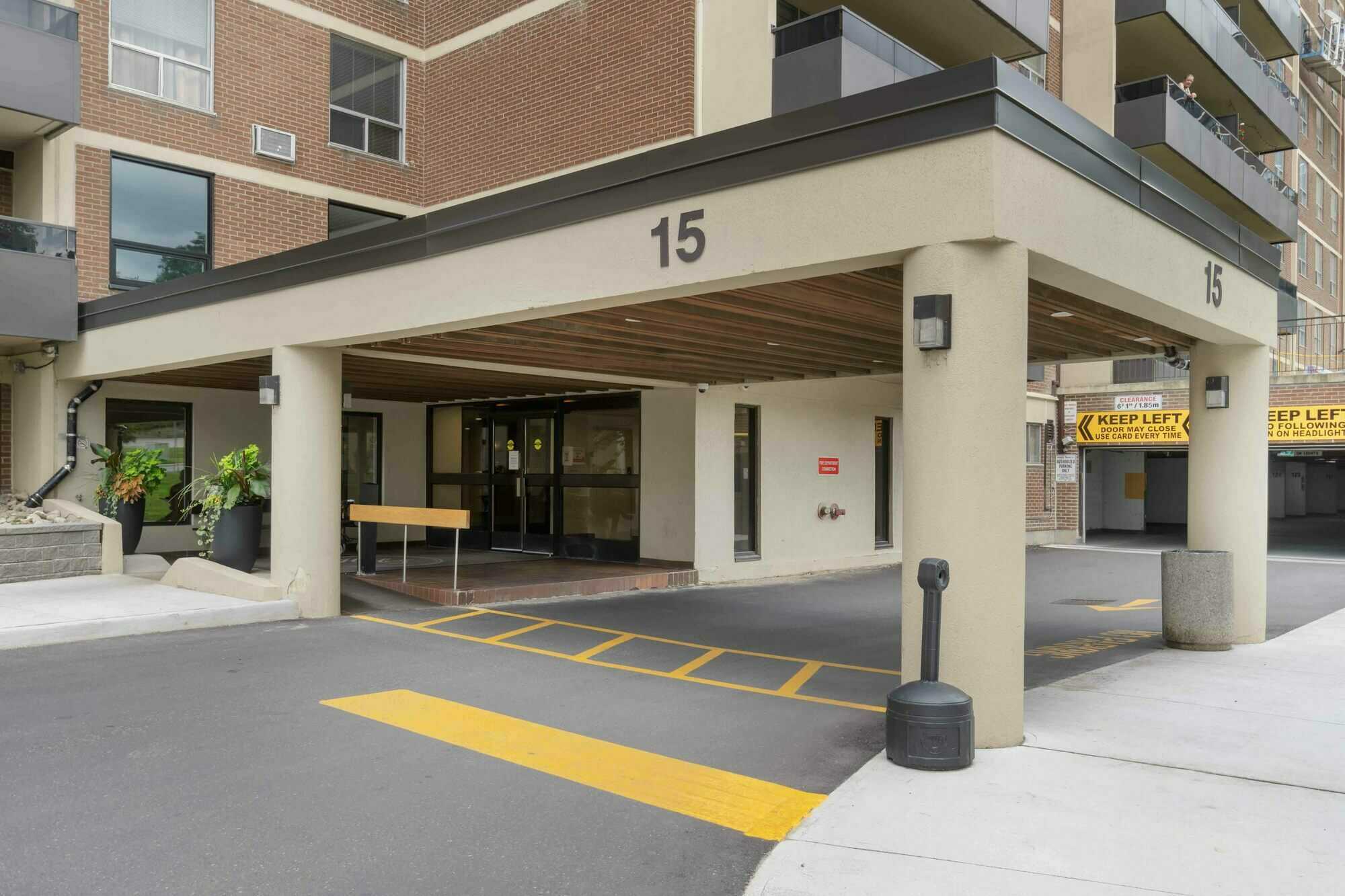 Listi 15 La Rose Ave