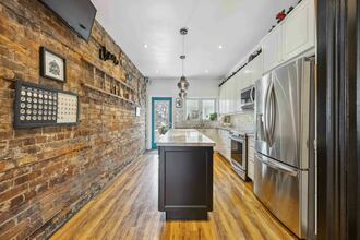 Additional property image - 951 Dundas St W